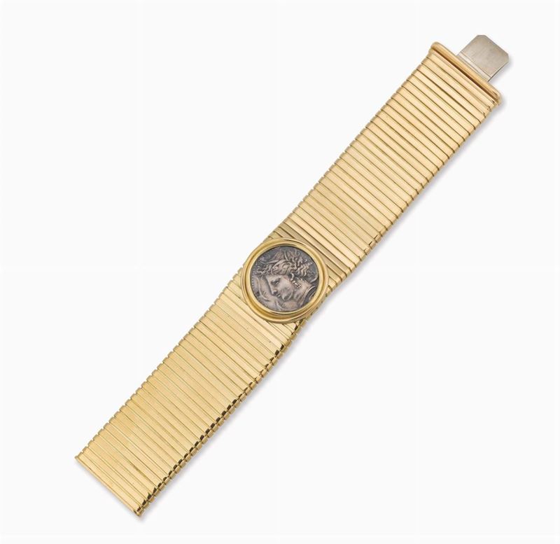 A gold bracelet with a coin. Bulgari  - Auction Fine Jewels - I - Cambi Casa d'Aste