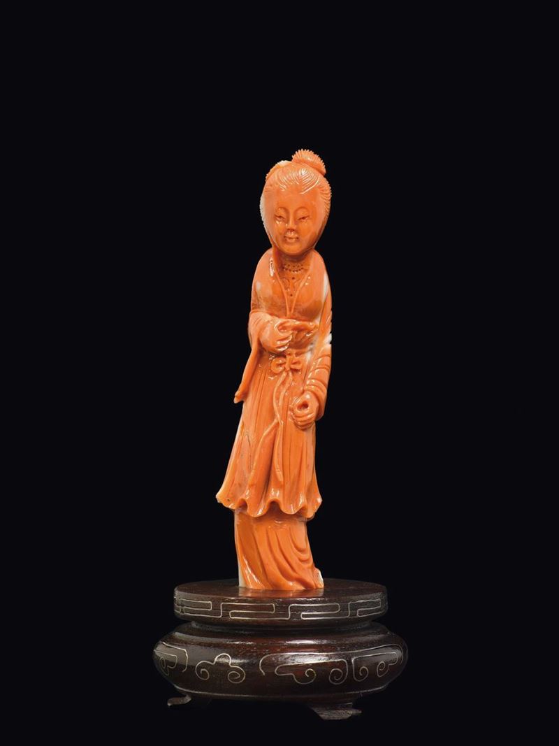 Piccola figura di Guanyin scolpita in corallo, Cina, inizio XX secolo  - Asta Fine Chinese Works of Art - Cambi Casa d'Aste