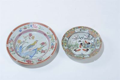 Due Piatti in Porcellana a Smalti Policromi, Cina, Dinastia Qing, XVIII Secolo e XX Secolo