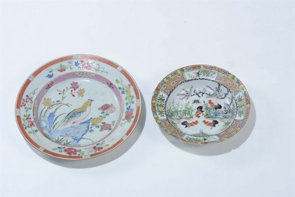 Due piatti in porcellana a smalti policromi, Cina, Dinastia Qing, XVIII secolo e XX secolo