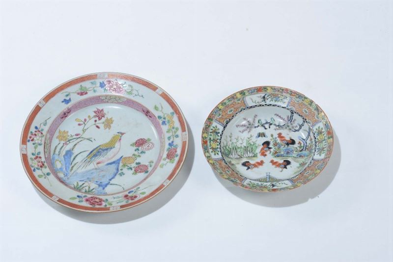 Due piatti in porcellana a smalti policromi, Cina, Dinastia Qing, XVIII secolo e XX secolo  - Asta Chinese Works of Art - Cambi Casa d'Aste