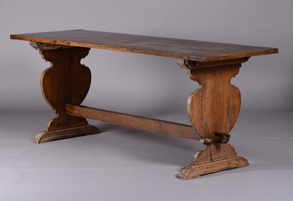 Tavolo con gambe ad asso di coppe in noce, inizio XIX secolo