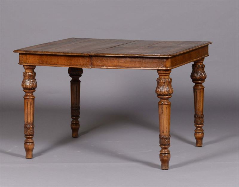 Tavolo in noce a quattro gambe intagliate allungabile  - Asta Antiquariato - Cambi Casa d'Aste