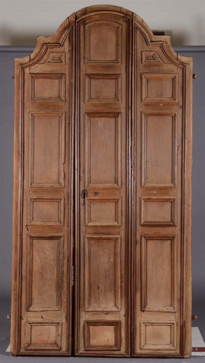 Porta in noce ad arco sagomato divisa in tre parti, XVII secolo  - Auction Asta a Tempo Antiquariato - Cambi Casa d'Aste