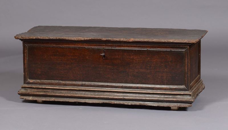 Piccolo cassone in noce, XVII secolo  - Asta Antiquariato - Cambi Casa d'Aste