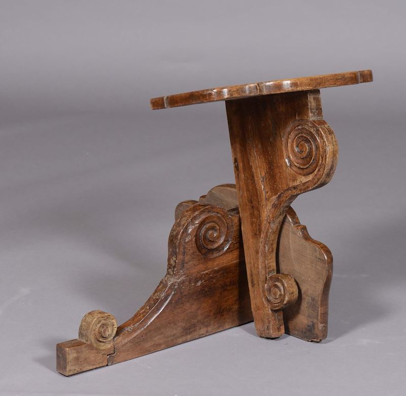 Coppia di mensoline in noce, fine XIX secolo  - Auction Fine Art - Cambi Casa d'Aste