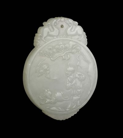 Pendente in Giada Bianca con Fanciullo, Pipistrello ed Iscrizione, Cina, Dinastia Qing, XIX Secol...
