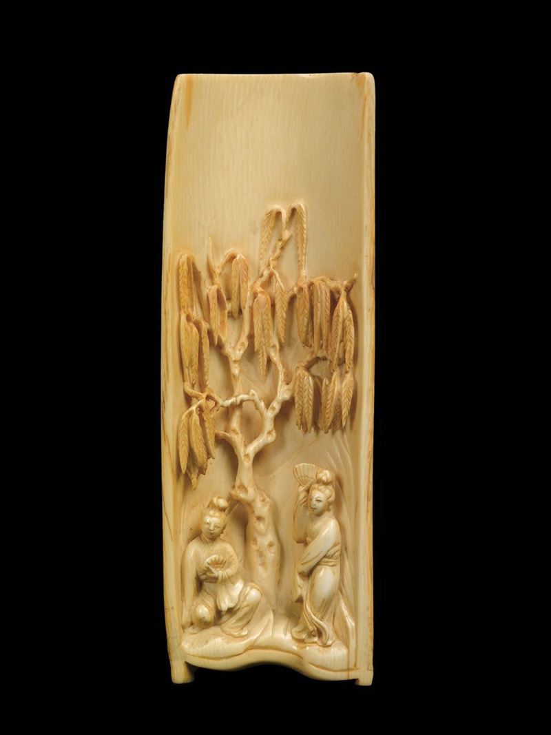 Placca scolpita in avorio con figure di Guanyin a rilievo e fanciulli, Cina, inizio XX secolo  - Asta Fine Chinese Works of Art - Cambi Casa d'Aste