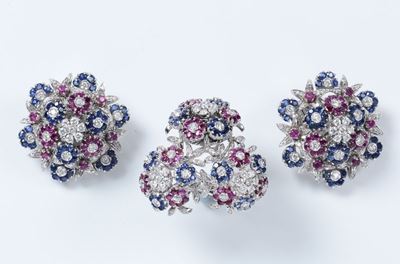 Parure Composta da Orecchini ed Anello con Rubini, Zaffiri e Diamanti