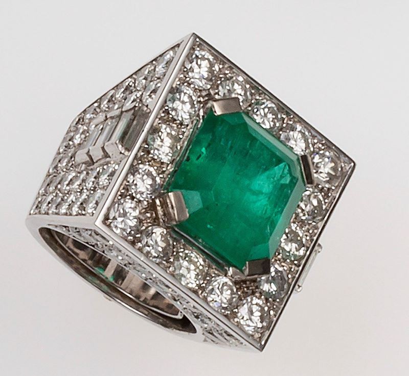 Anello con smeraldo Colombia di ct 13,00 circa e diamanti a contorno  - Asta Fine Jewels - II - Cambi Casa d'Aste