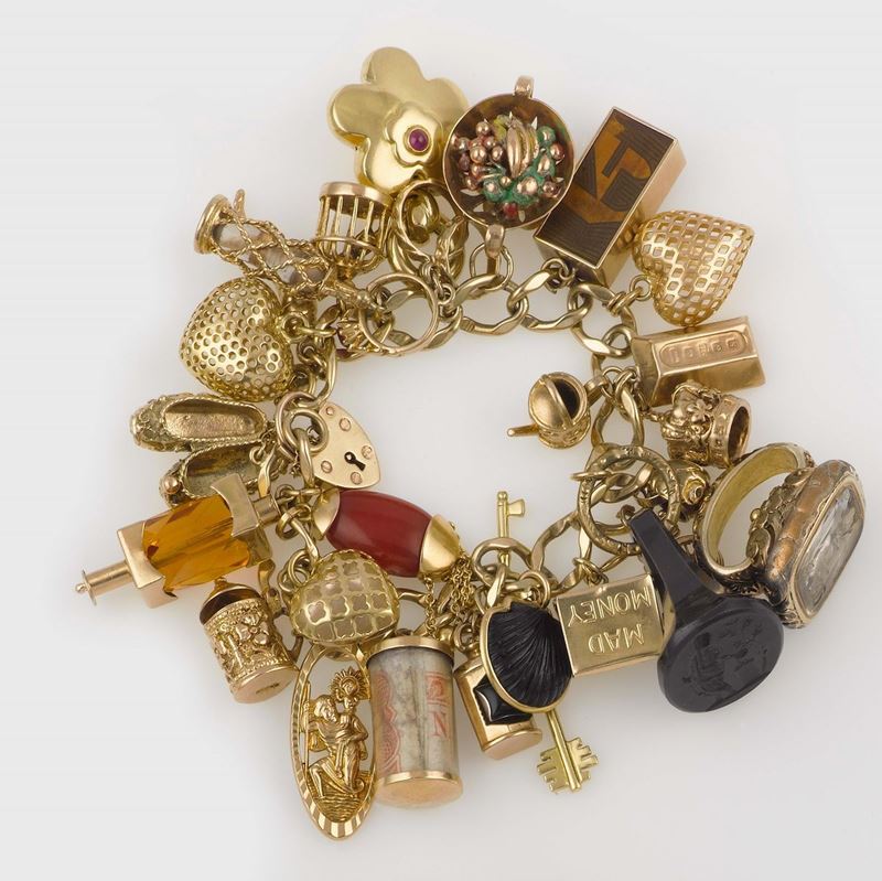 A 9K charms bracelet  - Auction Jewels - II - Cambi Casa d'Aste