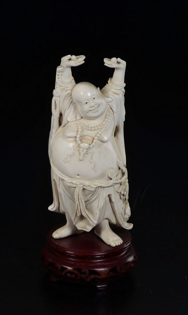 Figura di Budai eretto scolpito in avorio, Cina, inizio XX secolo