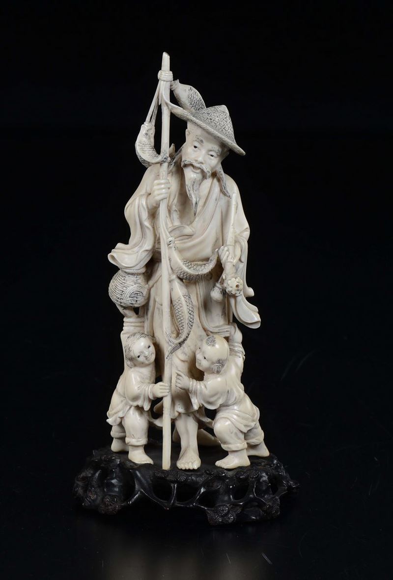 A carved ivory figure of fisherman with children, China, early 20th century  - Auction Chinese Works of Art - Cambi Casa d'Aste