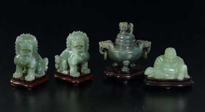 Lotto di Giade Verdi Composto Da: Incensiere, Due Cani di Pho ed un Budai, Cina, XX Secolo