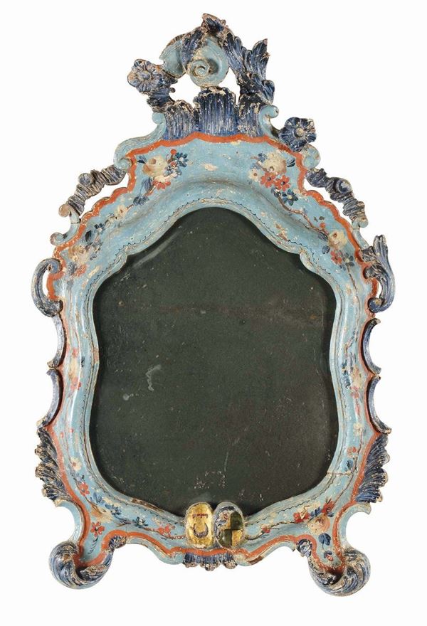 Coppia di specchiere da tavolo sagomate in legno laccato, Venezia, XIX secolo