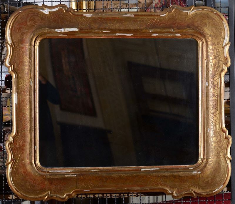 Specchiera dal profilo mistilineo dorata, inizio XX secolo  - Auction Asta a Tempo Antiquariato - II - Cambi Casa d'Aste