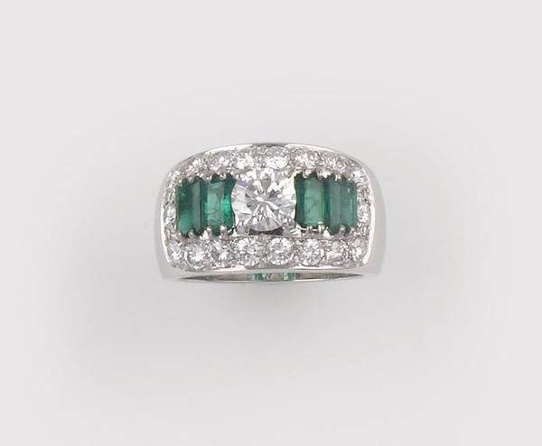 Anello con diamanti e smeraldi