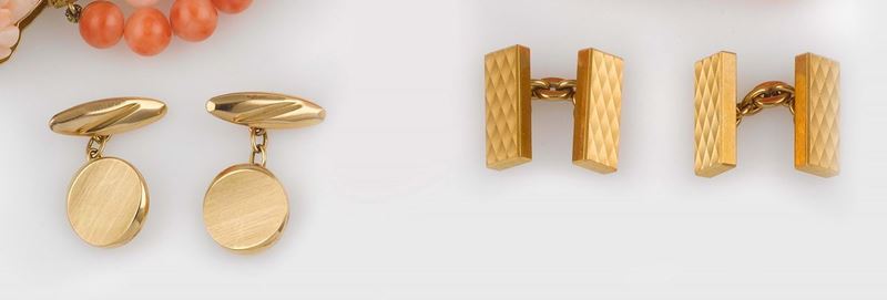 A group including two pairs of gold cufflinks  - Auction Jewels - II - Cambi Casa d'Aste