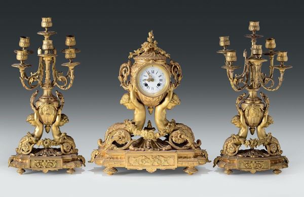 Trittico in bronzo dorato Napoleone III composto da orologio e due candelabri a sei fiamme, XIX secolo