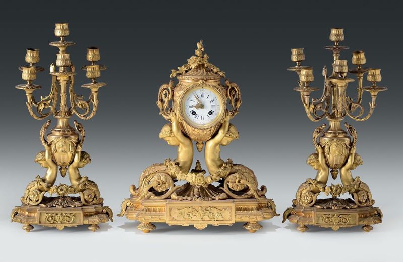 Trittico in bronzo dorato Napoleone III composto da orologio e due candelabri a sei fiamme, XIX secolo  - Asta Importanti Oggetti e Arredi - Cambi Casa d'Aste