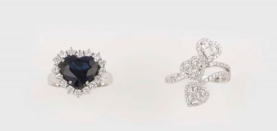 Lotto Composto da un Anello Tre Cuori con Diamanti ed un Anello con Zaffiro Taglio Cuore