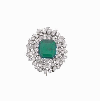 Bulgari. Spilla con Grande Smeraldo Colombia Contornato da Diamanti Taglio Brillante, Navette e G...