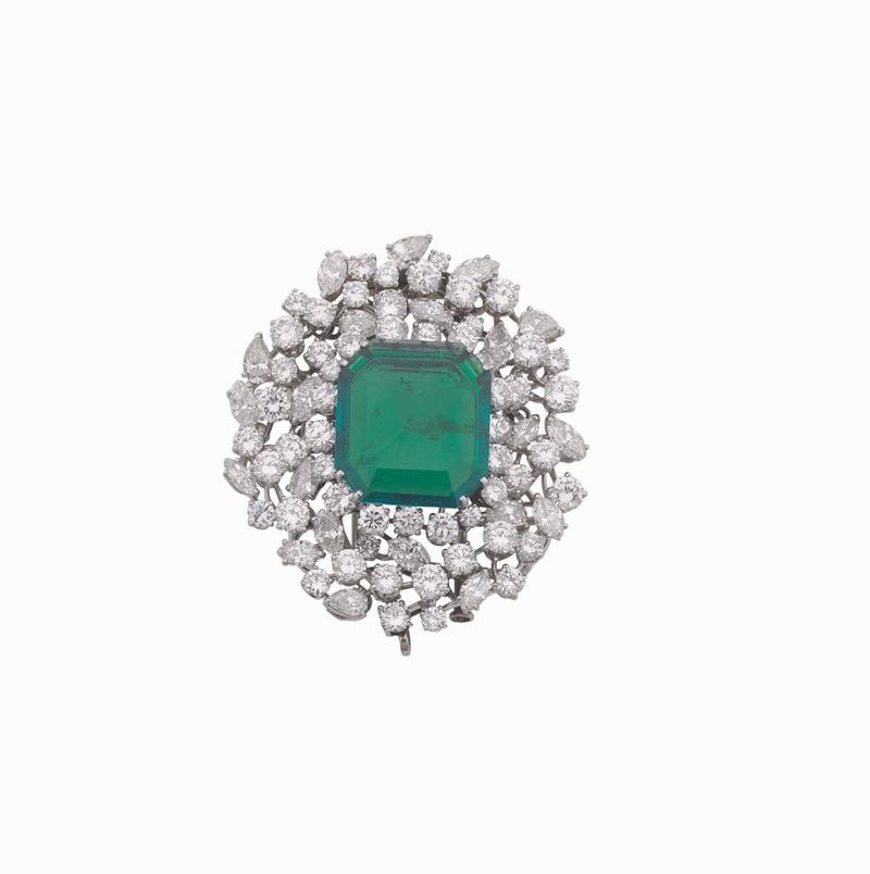 Bulgari. Spilla con grande smeraldo Colombia contornato da diamanti taglio brillante, navette e goccia  - Asta Fine Jewels - I - Cambi Casa d'Aste