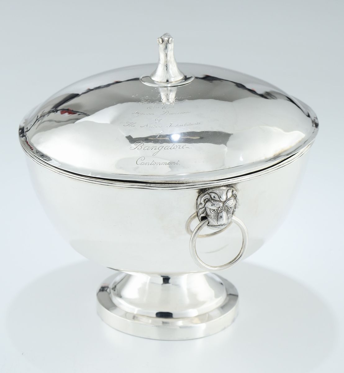 Coppa con Coperchio in Argento Fuso, Sbalzato e Cesellato, Colonie Inglesi (india?) del XIX-XX Se...