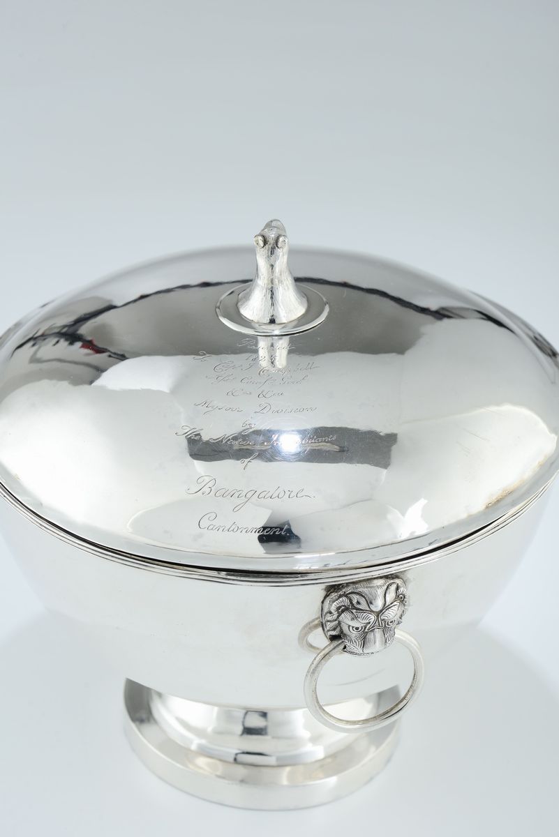 Coppa con Coperchio in Argento Fuso, Sbalzato e Cesellato, Colonie Inglesi (india?) del XIX-XX Se...