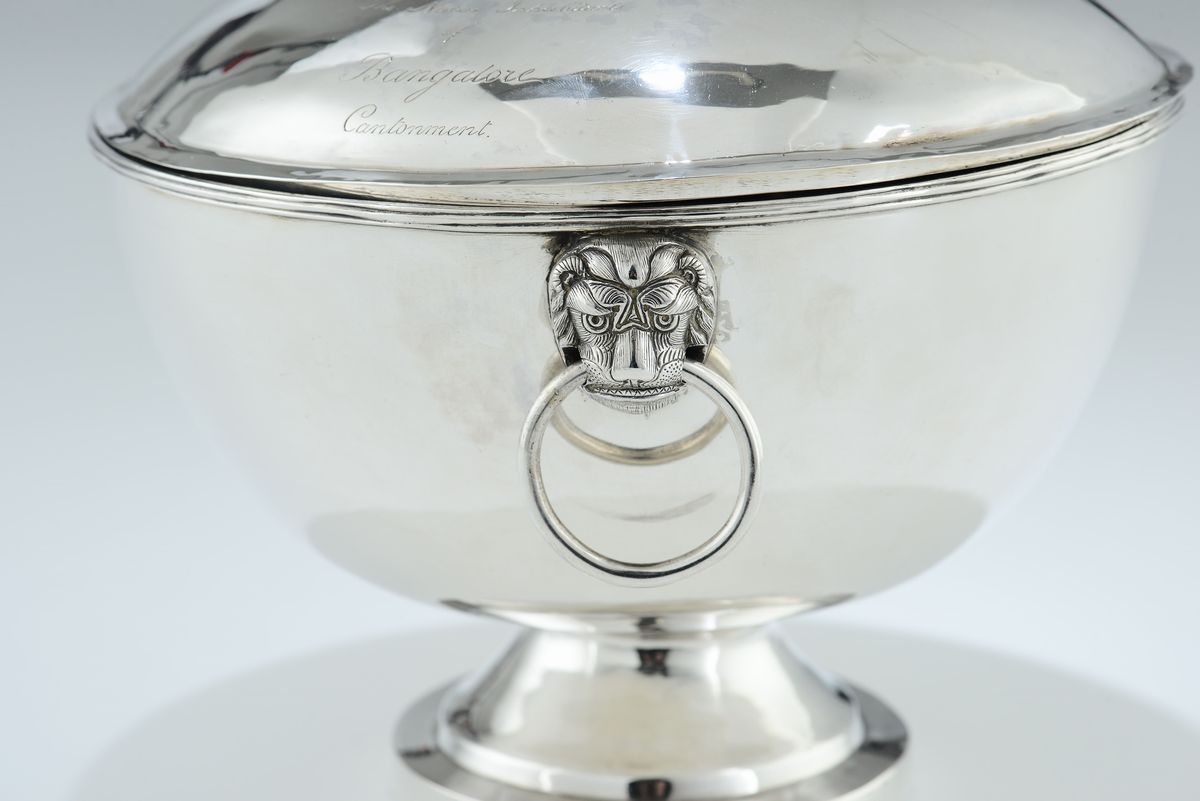 Coppa con Coperchio in Argento Fuso, Sbalzato e Cesellato, Colonie Inglesi (india?) del XIX-XX Se...