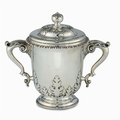 Grande Coppa Biansata con Coperchio in Argento Fuso, Sbalzato e Cesellata, Inghilterra XX Secolo,...