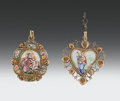 Due Pendenti in Oro, Pietre Preziose e Smalti Policromi Raffiguranti Sacra Famiglia, Oreficeria I...