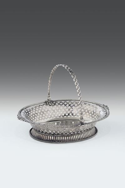 Cestino Ovale con Manico in Argento Sterling Fuso, Sbalzato e Cesellato, Inghilterra XVIII Secolo...