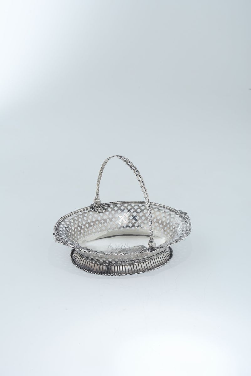 Cestino Ovale con Manico in Argento Sterling Fuso, Sbalzato e Cesellato, Inghilterra XVIII Secolo...
