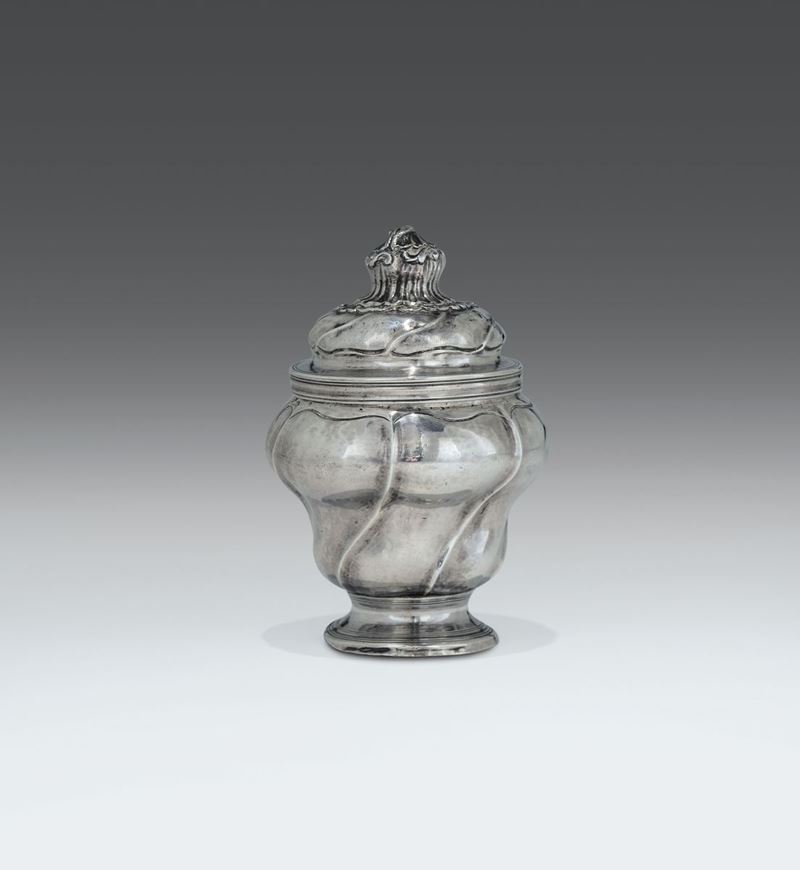 Zuccheriera in argento sbalzato e cesellato, Genova,punzone della torretta per l’anno 1779  - Asta Argenti da Collezione e Objets de Vertu - Cambi Casa d'Aste