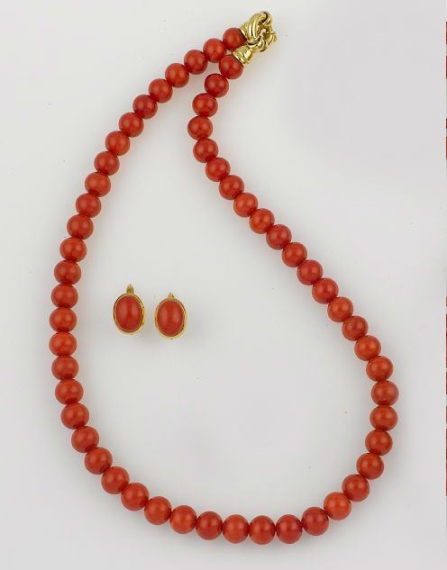 A coral necklace and a pair of coral earrings  - Auction Jewels - II - Cambi Casa d'Aste