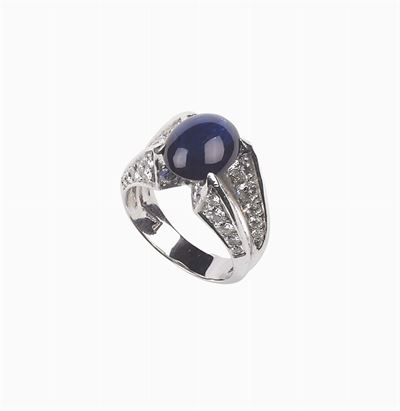 Kutchinsky. Anello con Zaffiro Taglio Cabochon di Ct 5,20 Circa