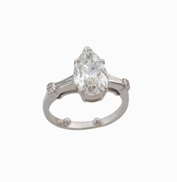 Tiffany & C. Anello con diamante taglio a goccia di ct 2,40 circa