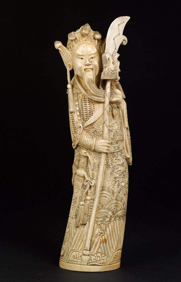 Figura di guerriero con lancia scolpito in avorio, Cina, inizio XX secolo