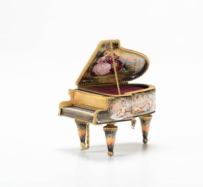 Piccolo Carillon a Forma di Pianoforte a Code con Figure Cortesi Smaltate