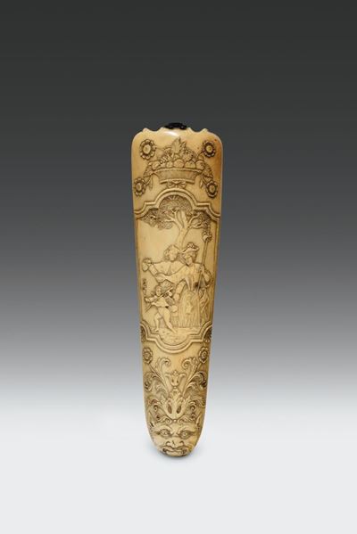 Grattugia per Tabacco da Fiuto in Avorio Intagliato con Scena Galante e Mascherone, Germania o Pa...