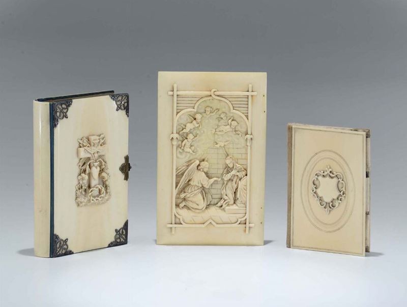 Lotto di tre oggetti in avorio, XIX secolo  - Auction Asta a Tempo Antiquariato - II - Cambi Casa d'Aste