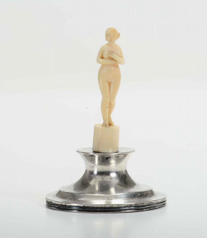 Figura di fanciulla in avorio, XX secolo  - Auction Asta a Tempo Antiquariato - II - Cambi Casa d'Aste