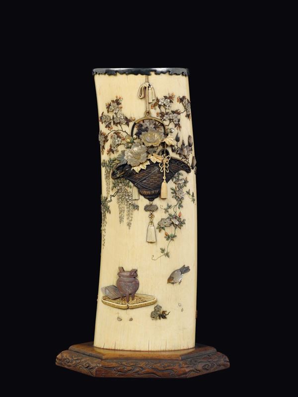 Portapennelli in avorio con intarsi in madreperla e pietre dure raffiguranti vasi di fiori ed uccellini, Shibaiama, Giappone, epoca Meiji, XIX secolo