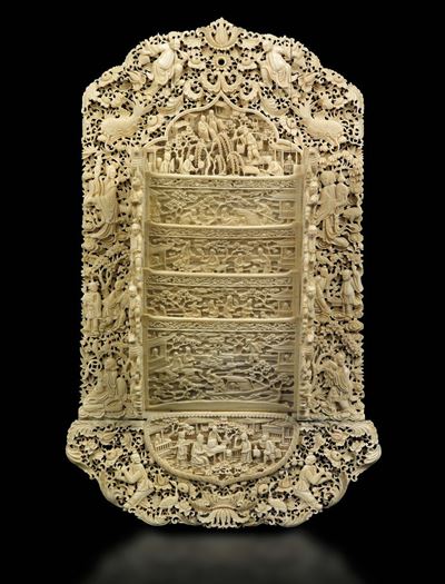 Portacarte in Avorio Traforato Raffigurante Diverse Scene di Vita Comune e con Fiori, Fiere e Per...