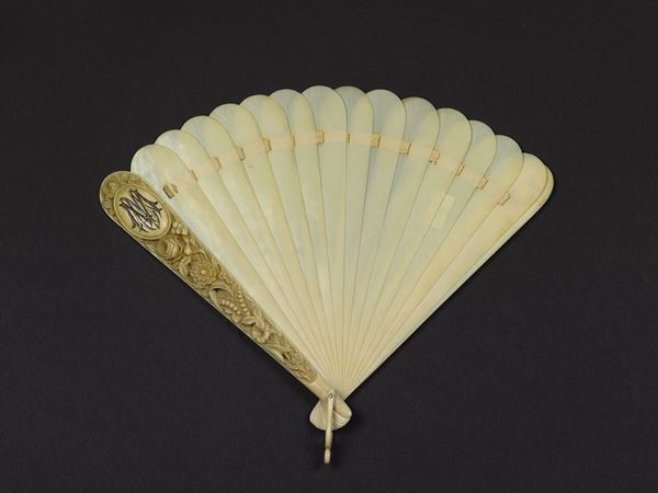 A carved ivory fan with naturalistic decoration, China, Qing Dynasty, late 19th century
