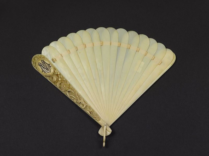 A carved ivory fan with naturalistic decoration, China, Qing Dynasty, late 19th century  - Auction Ceramics Timed Auction - III - Cambi Casa d'Aste