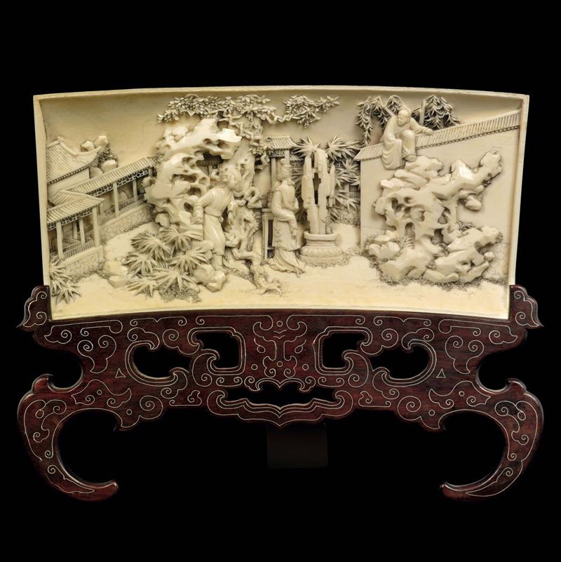 Placca scolpita in avorio raffigurante scena di vita di corte, Cina, Dinastia Qing, XIX secolo  - Asta Fine Chinese Works of Art - Cambi Casa d'Aste