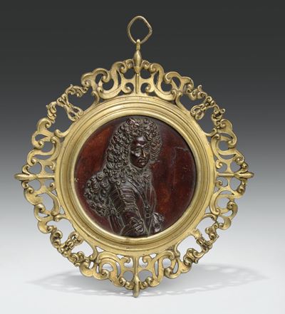 Medaglia in Bronzo Fuso e Cesellato con Ritratto di Nobile Entro Cornice a Volute in Bronzo Dorat...