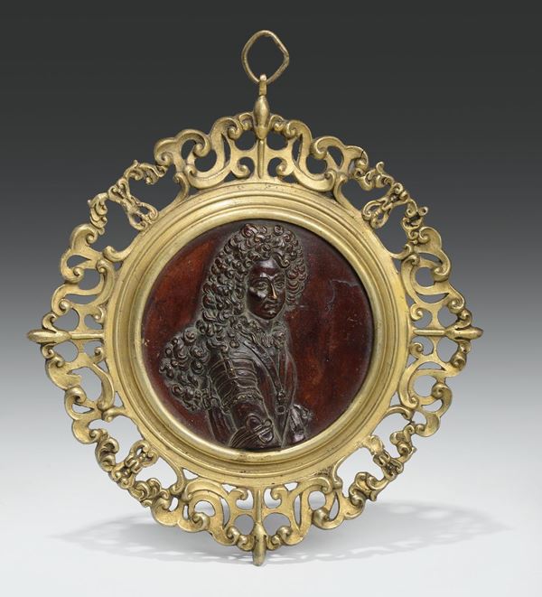 Medaglia in bronzo fuso e cesellato con ritratto di nobile entro cornice a volute in bronzo dorato, Italia o Francia XVIII secolo